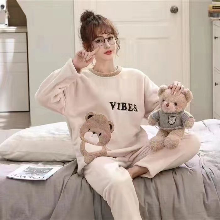Pijamas de invierno al por mayor transfronterizos franela espesa dulce caricatura de mujeres ocio de manga larga calentamiento coral terciopelo ropa para el hogar