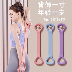 8字のラリーの女性は背中を開けて肩の筋の神器の家庭のヨガを練習します。
