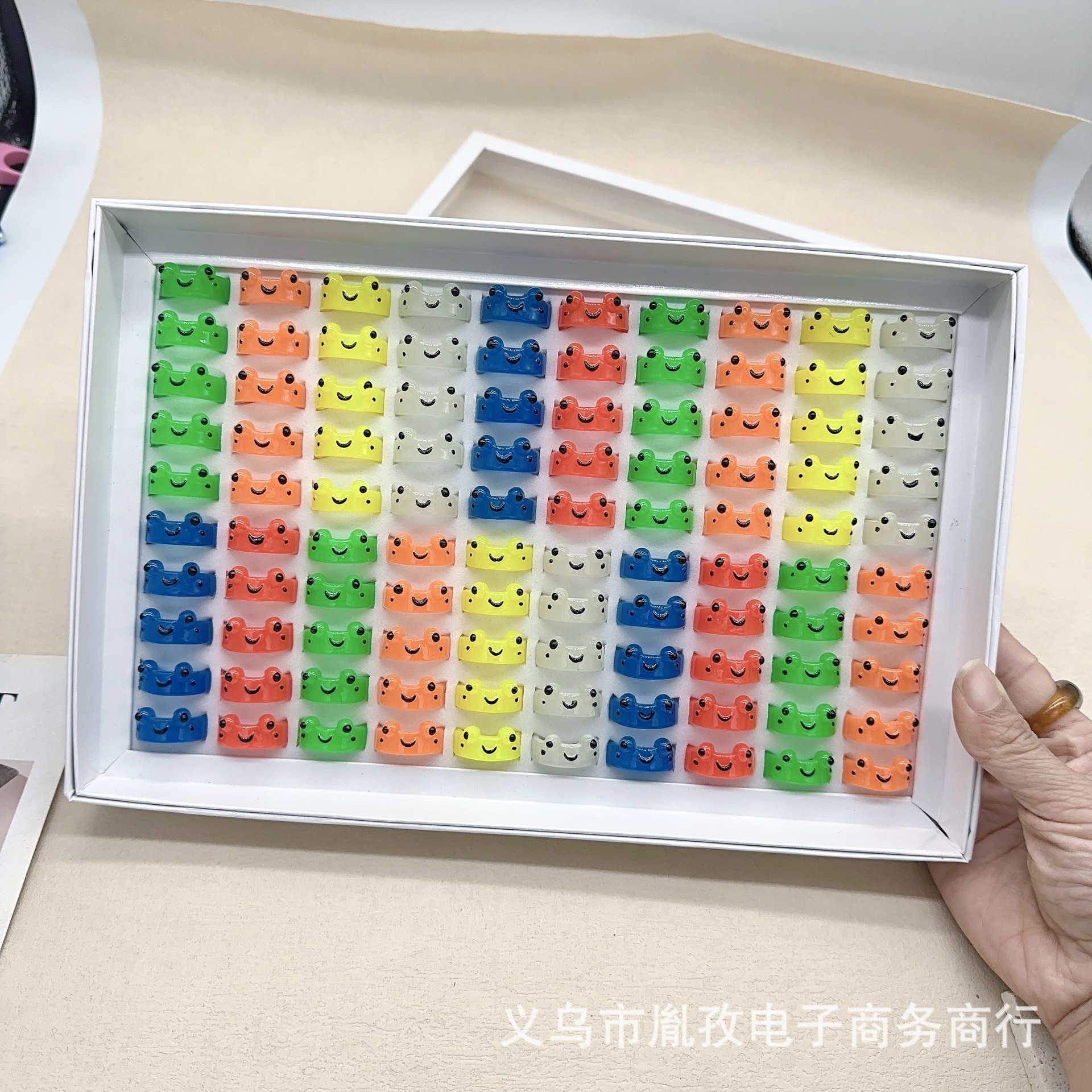 Venta caliente colorido personalizado animal de dibujos animados lindo anillo de dedo Anillo de resina de rana luminosa color mezclado en caja transfronteriza