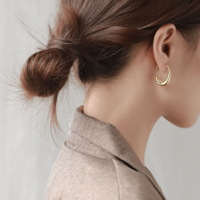 Europa y los Estados Unidos irregulares pendientes en forma de C instiles estilo de moda simple pernos de orejas femeninos versátiles de alta calidad ligeros pernos de orejas de lujo