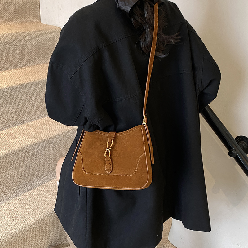 빈티지 언더암 가방 여성의 2024 새로운 트렌디 한 토트 백 유행 우아한 틈새 금속 자물쇠 어깨 크로스 백