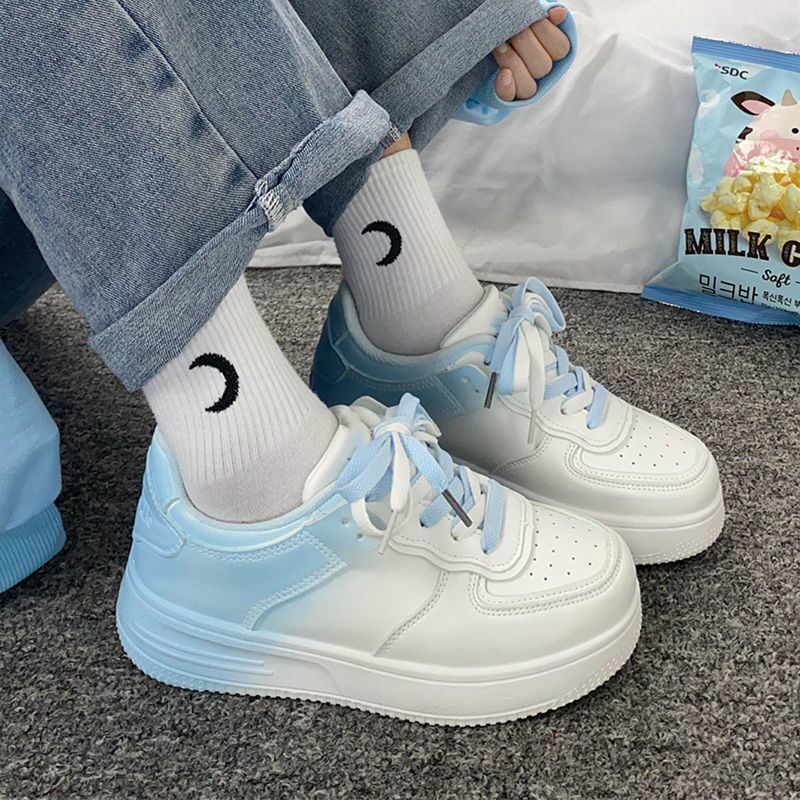 Zapatos blancos del color del gradiente para las mujeres 2023 nuevos zapatos versátiles transpirables del tablero de la zapatilla de deporte del verano para los estudiantes