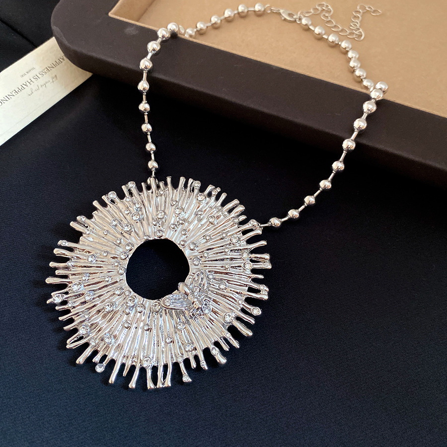 Collar redondo hueco de diamante de estilo europeo y americano ligero lujo nicho cadena de clavícula de alta calidad personalidad exagerada conjunto de joyería mujer