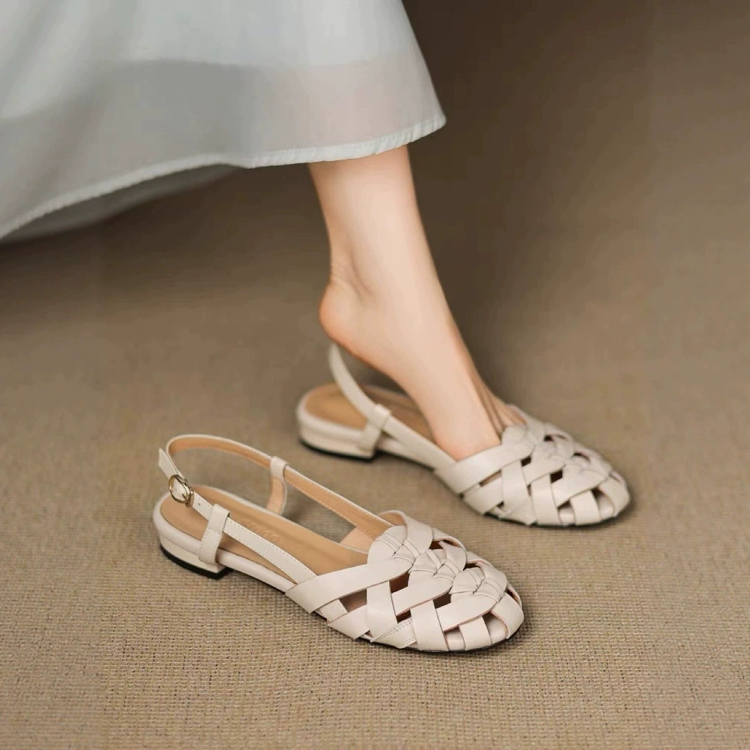 Супермягкие сандалии с плетеным носком из натуральной кожи, потрясающе красивые, новинка лета 2025 года, дышащие римские женские туфли с перфорацией.