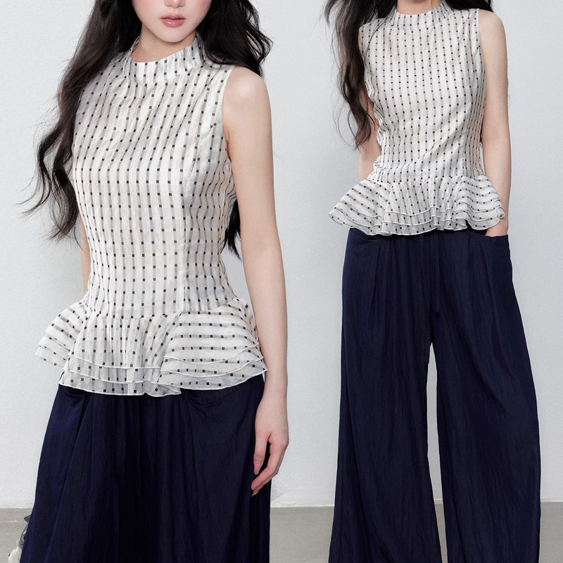 Yuzhi Elegant Plaid Sleeveless Top with Lace Hem Waist Design Summer Slimming Look T-Shirt