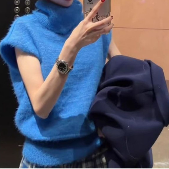 Korean-style blue high-neck knitted vest for women, new autumn and winter outerwear, layered cardigan sweater Korean-style blue high-neck knitted vest for women, new autumn and winter outerwear, layered cardigan sweater