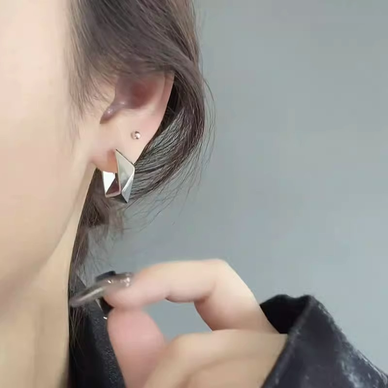 Minimalistiska silverörhängen med geometrisk rombdesign_voghion.com