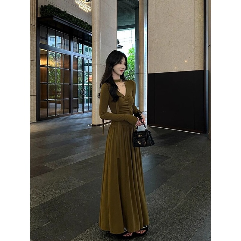 2024 Niche Design Pleated Strap dress Women's Autumn Slim-fit Slimming Knitted Dress Royal Sister Style