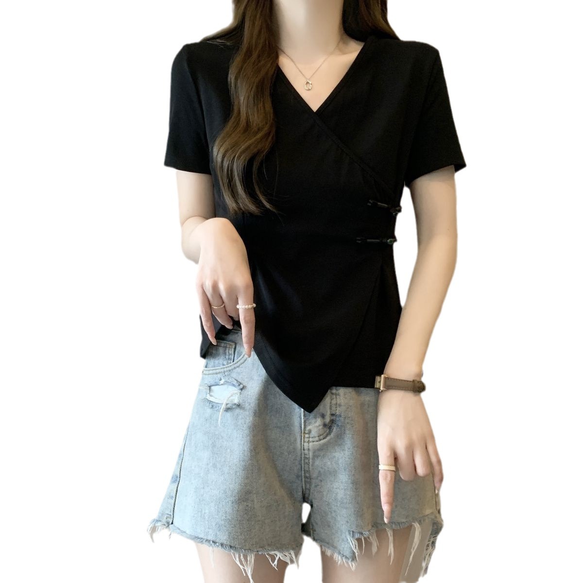 Camiseta de manga corta con hebilla de disco irregular china de gran tamaño para mujer verano 2024 nuevo estilo para mujer, top delgado con cuello en v para mujer