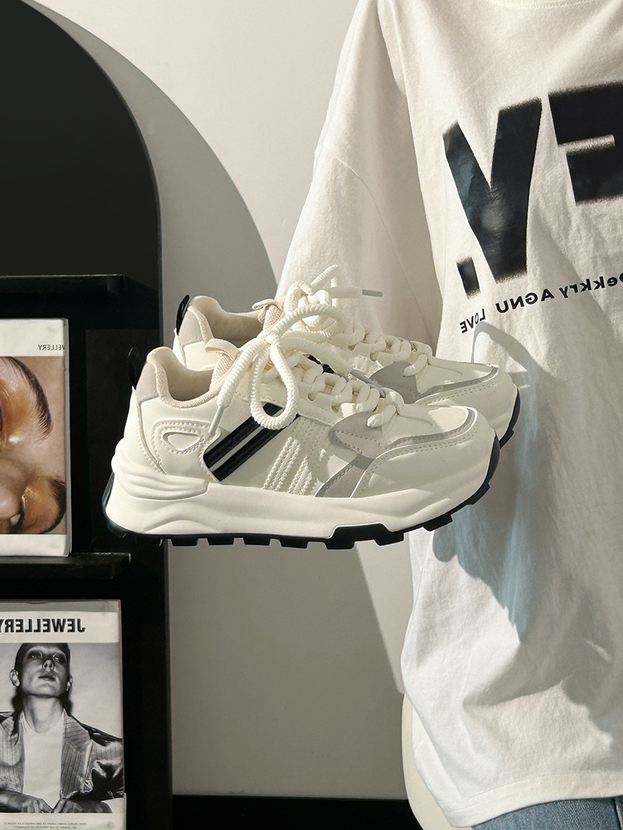 Pequeños zapatos blancos para mujeres 2025 nuevos zapatos deportivos de estudiantes zapatos de skate para mujeres zapatos de carreras casuales con suela plana