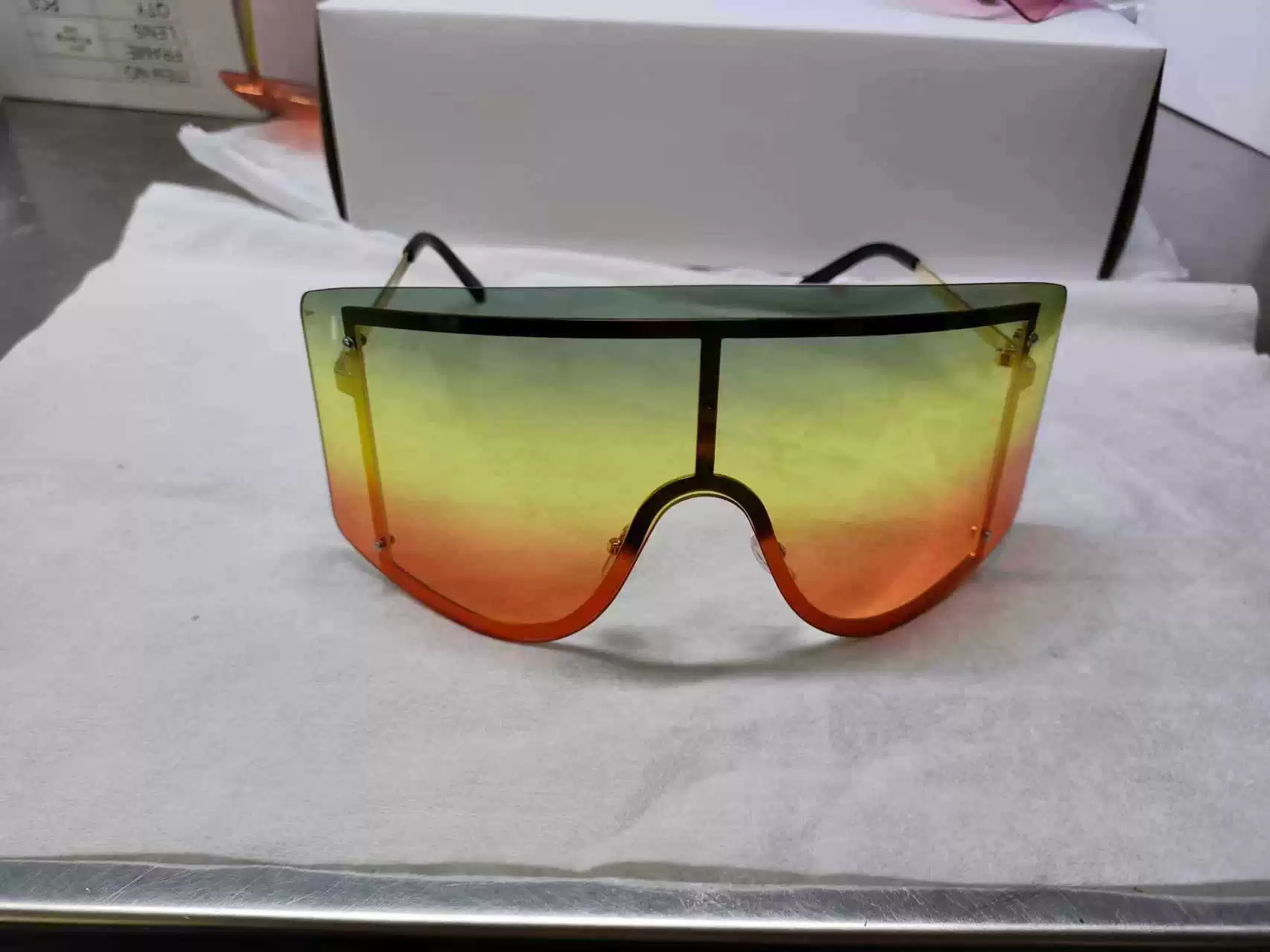 Glasses solar-powered, comfortable handheld trend lens, simple and elegant design