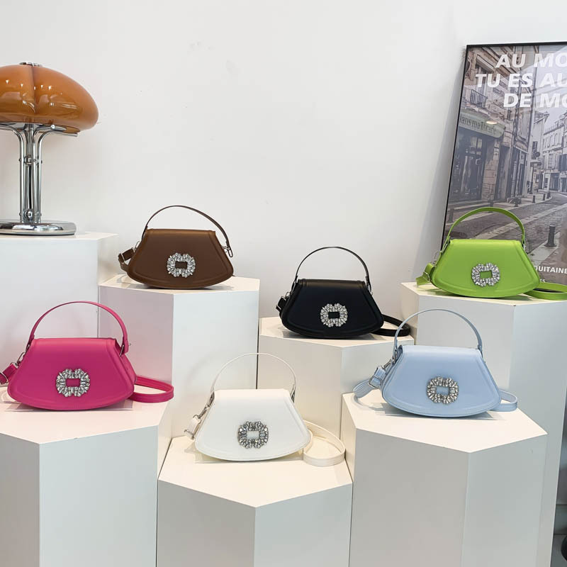 Bolsa pequeña para mujeres 2024 verano nuevo estilo de belleza de un solo hombro estilo de tendencia de textura exterior de color sólido bolso de asiento bolso