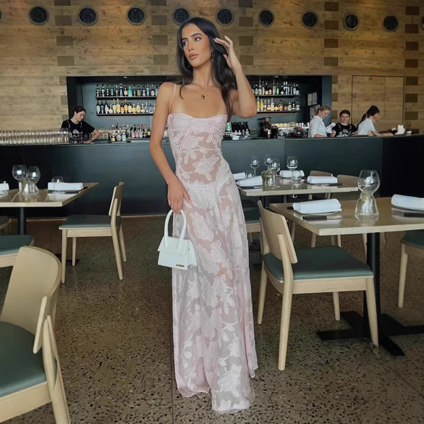 유럽과 미국의 2025년 여름 해변 휴가 시스루 롱 스커트, 패셔너블하고 가벼운 백리스 이브닝 드레스, 크로스보더 드레스