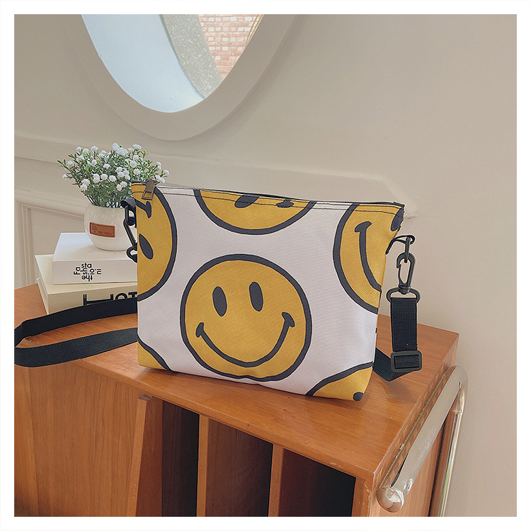 Großhandel Große Kapazität Smiley-muster Schulter Canvas Tasche Nihaojewelry display picture 21