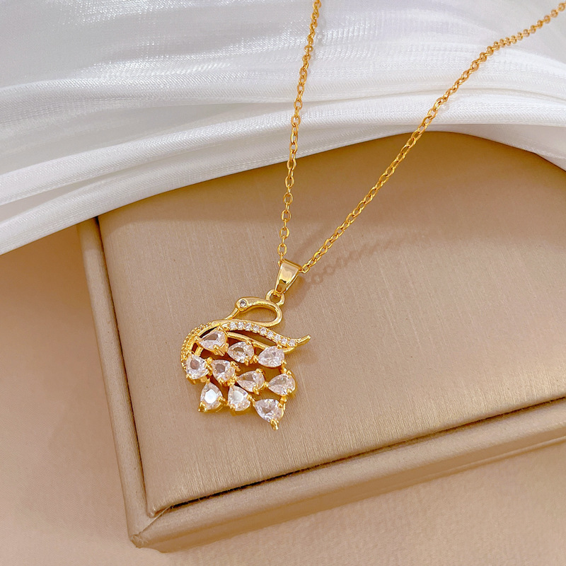 Collana con cigno e cristalli in acciaio titanio per donna_voghion.com