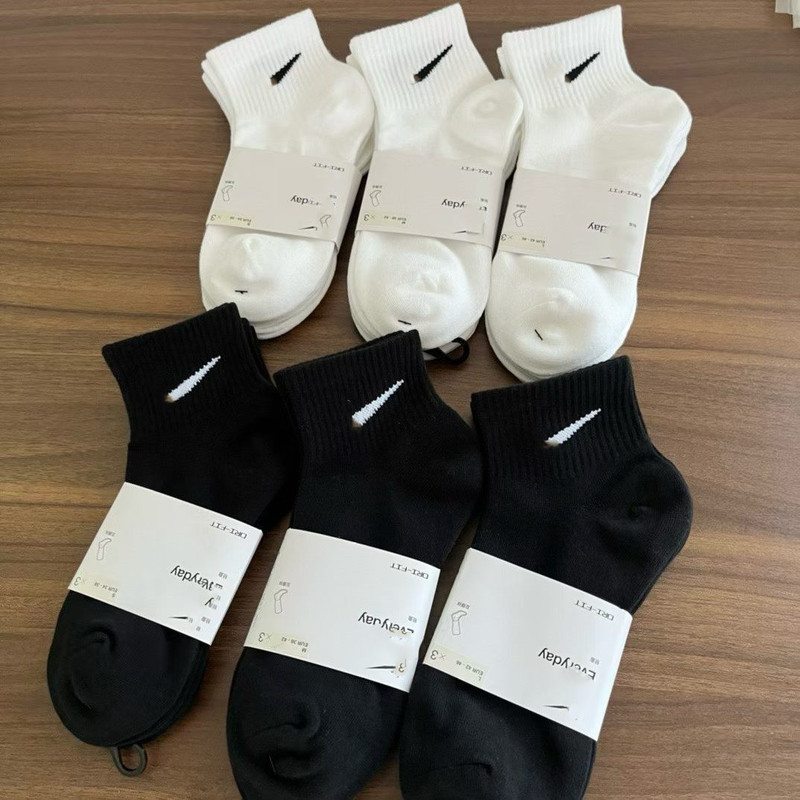 Cross-border Suwan Nike-style socks, black and white, low-cut, mid-calf, long style, all-season running sports socks for men and women, sweat-absorbent Cross-border Suwan Nike-style socks, black and white, low-cut, mid-calf, long style, all-season running sports socks for men and women, sweat-absorbent