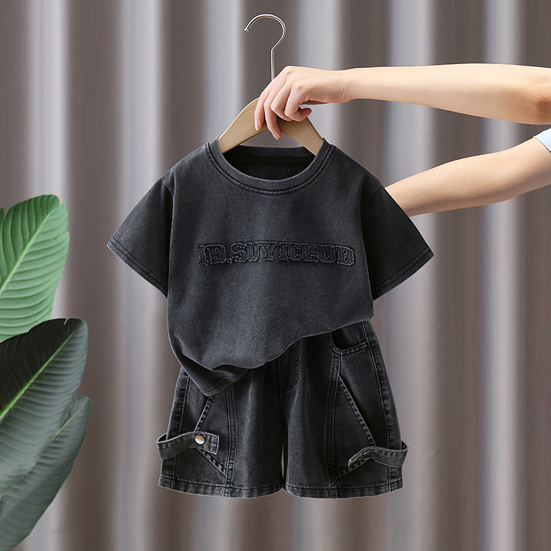 7401 Traje negro para niños 2025 nueva ropa de verano de manga corta para niños y niños de moda, estilo occidental, verano de dos piezas