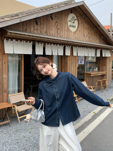 French design sense straight-shoulder rinsed denim shirt for women - spring new item, unique, suitable for layering, long-sleeved top