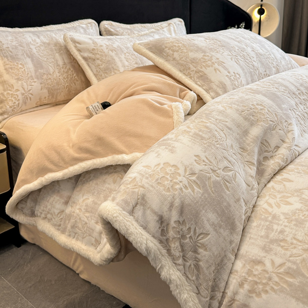 Cuatro piezas de cama de lana de leche tallada otoño y invierno doble edredón cubierta de brida de lana de coral sábanas gruesas de tres piezas