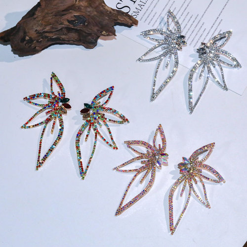 New European and American-style fashion earrings for women: bold, sparkling leaf-shaped flower drop earrings with a unique design.