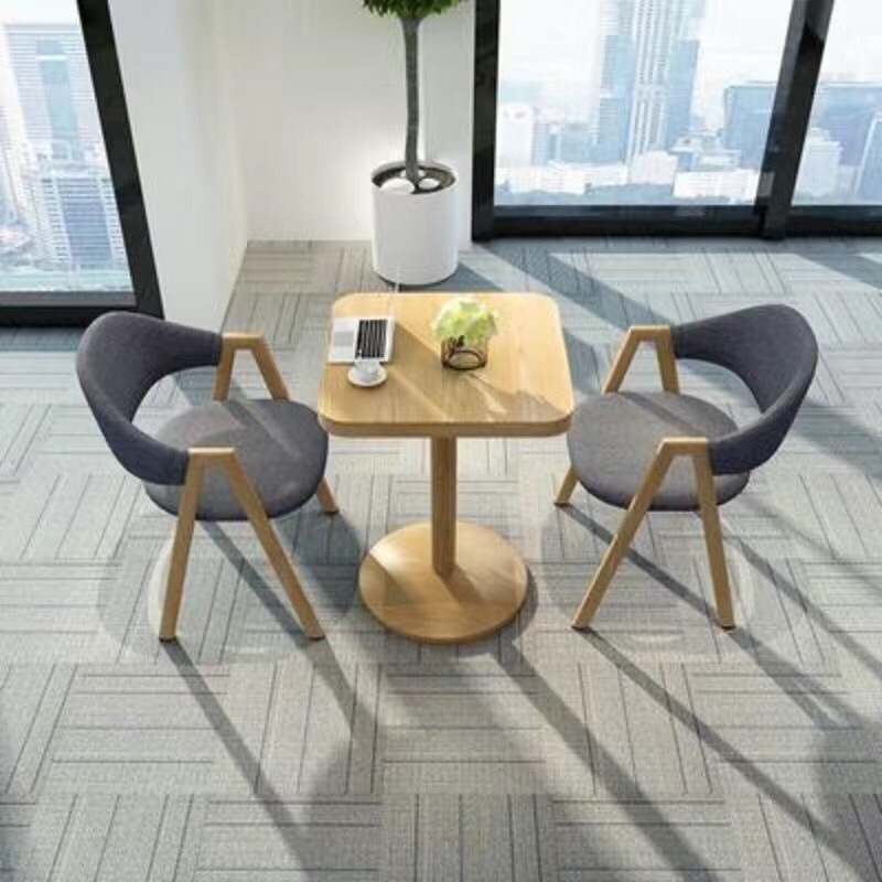 두꺼운 기둥이 있는 원목 사각 테이블 - 짙은 회색 천