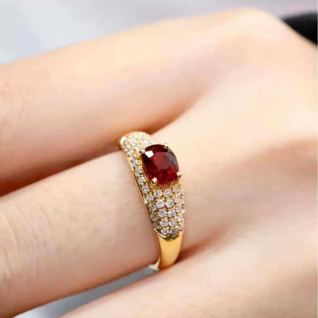 福贝钻珠宝 18K金简约款蓝宝石戒指 主石0.45克拉 钻石搭配女戒