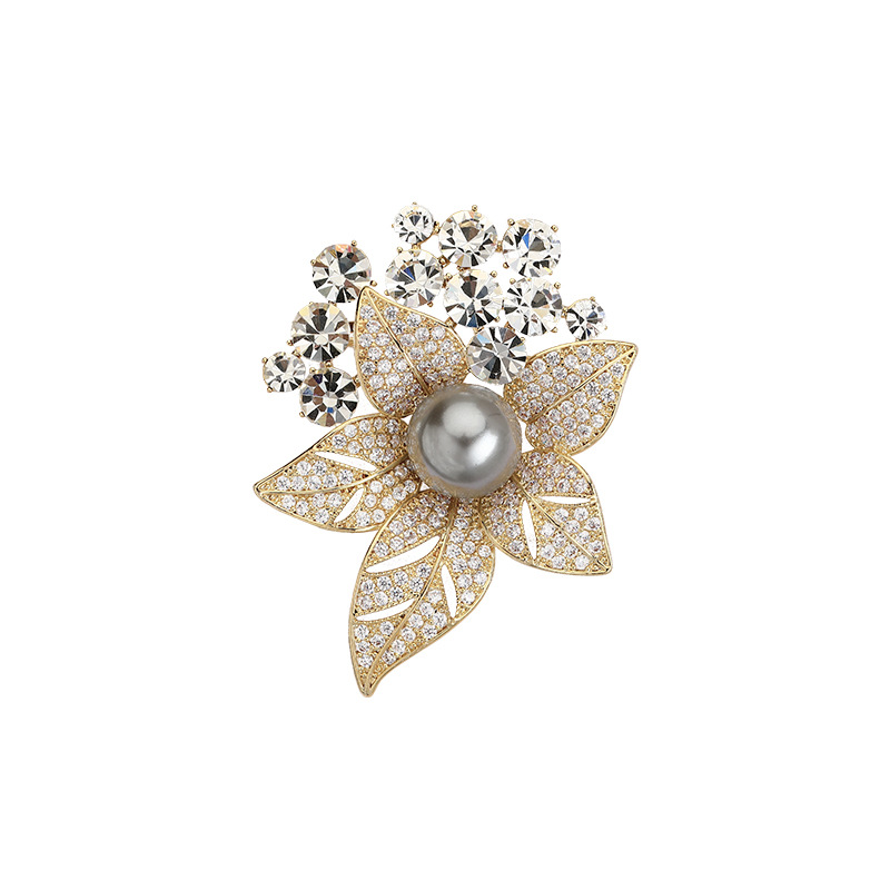 Spilla con perle naturali accessorio di lusso elegante donna_voghion.com