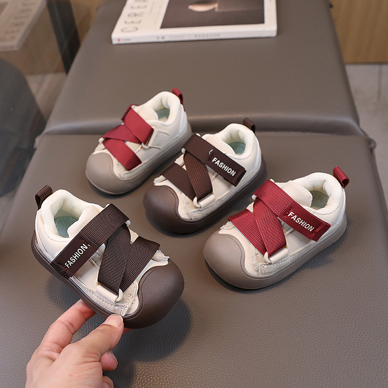 Comfortable sports fashionable casual footwear for boys for leisure