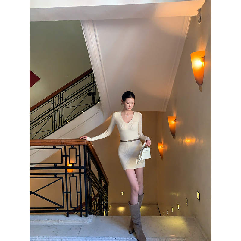 Gentle White V-Neck Waist-Cinching Slim-Fit Knit Dress for Women, Autumn and Winter Elegant Fitted Base Layer Bodycon Dress Gentle White V-Neck Waist-Cinching Slim-Fit Knit Dress for Women, Autumn and Winter Elegant Fitted Base Layer Bodycon Dress