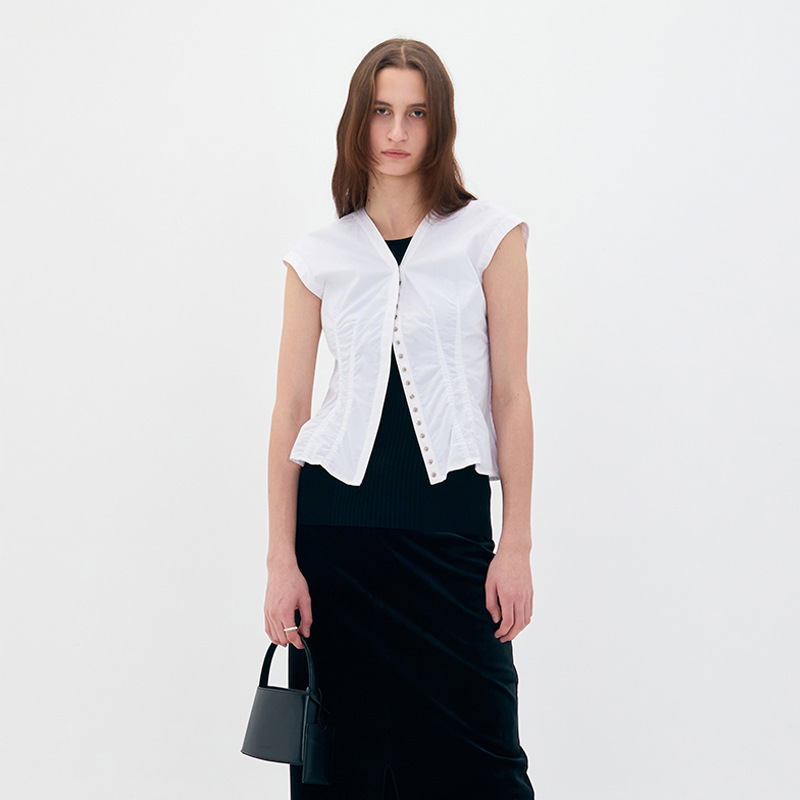 Niche Design Low C Sleeveless Vest Shirt for Women, French V-Neck, Waist-Cinching, Slimming Cardigan Shirt, New Summer 2026 Model