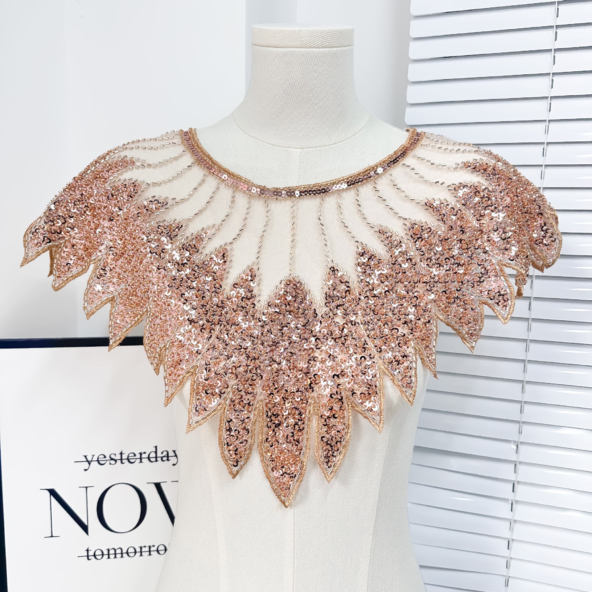 Fabricación pesada bordada malla frontal pecho sequin de perlas bordadas calcomanías vestido de mujer rendimiento vestido accesorios de encaje image 20