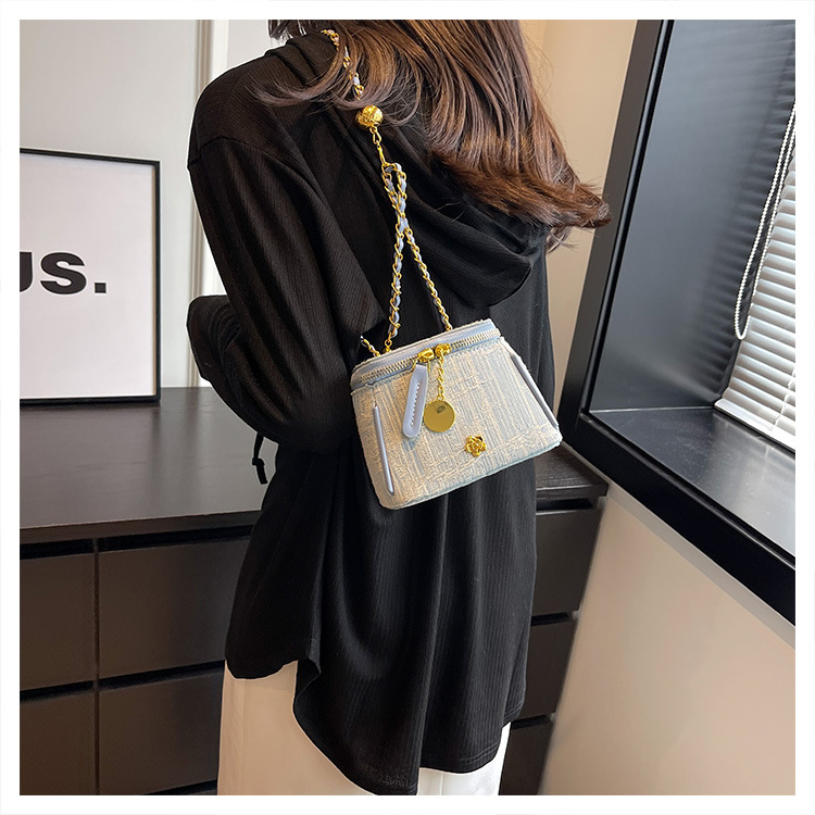 Women's Small Denim Solid Color Streetwear Zipper Crossbody Bag display picture 13