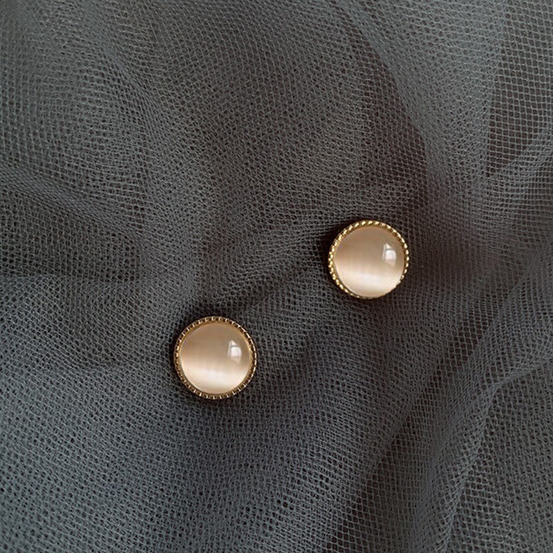 Aguja de plata Versión coreana de ópalo Pendientes de celebridades de Internet Pendientes de temperamento diario simple de nicho femenino Pendientes pequeños y exquisitos al por mayor