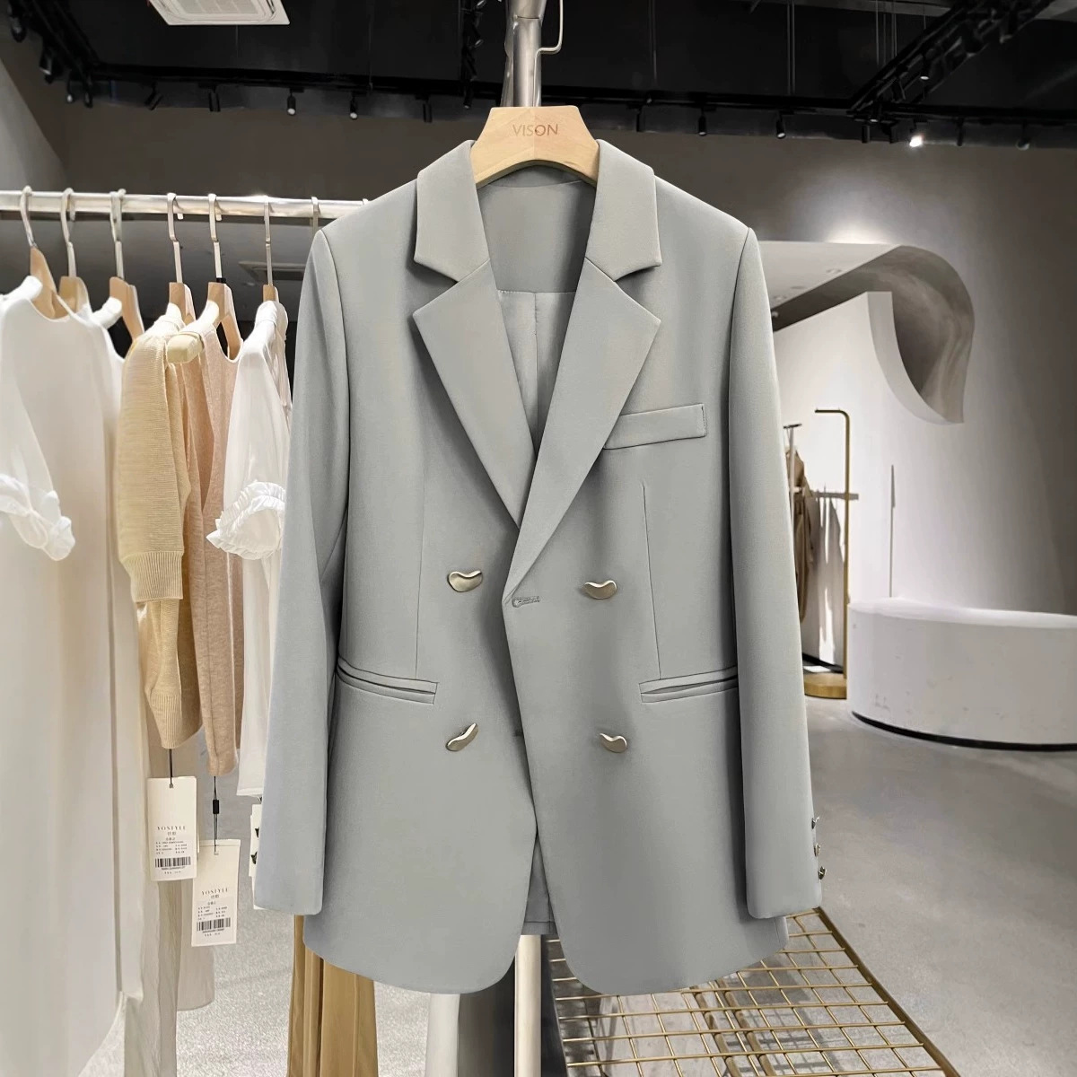 Böyük ölçülü qadın blazer, Hepburn üslubu, iki sıra düyməli
