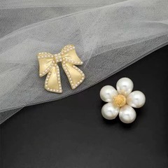 Autumn Pearl Five-Leaf Brooch High-End Women's 2022 New Fashion Pin for Dress Sweater Suit Exquisite Accessory