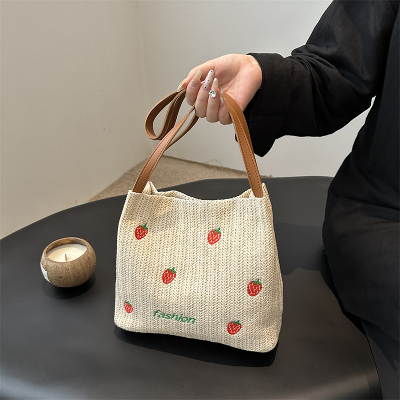 Bolsa de viaje de verano de gran capacidad para mujeres 2024 nuevo lindo bolso de tela de paja de fresas bolsa de trenzado de viaje de moda