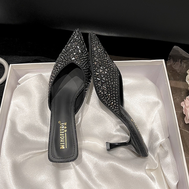 2026 nueva red de verano de diamante tacones delgados zapatillas frías de tacones altos para mujeres punta de cabeza de bolsillo universal mitad zapatillas para usar fuera