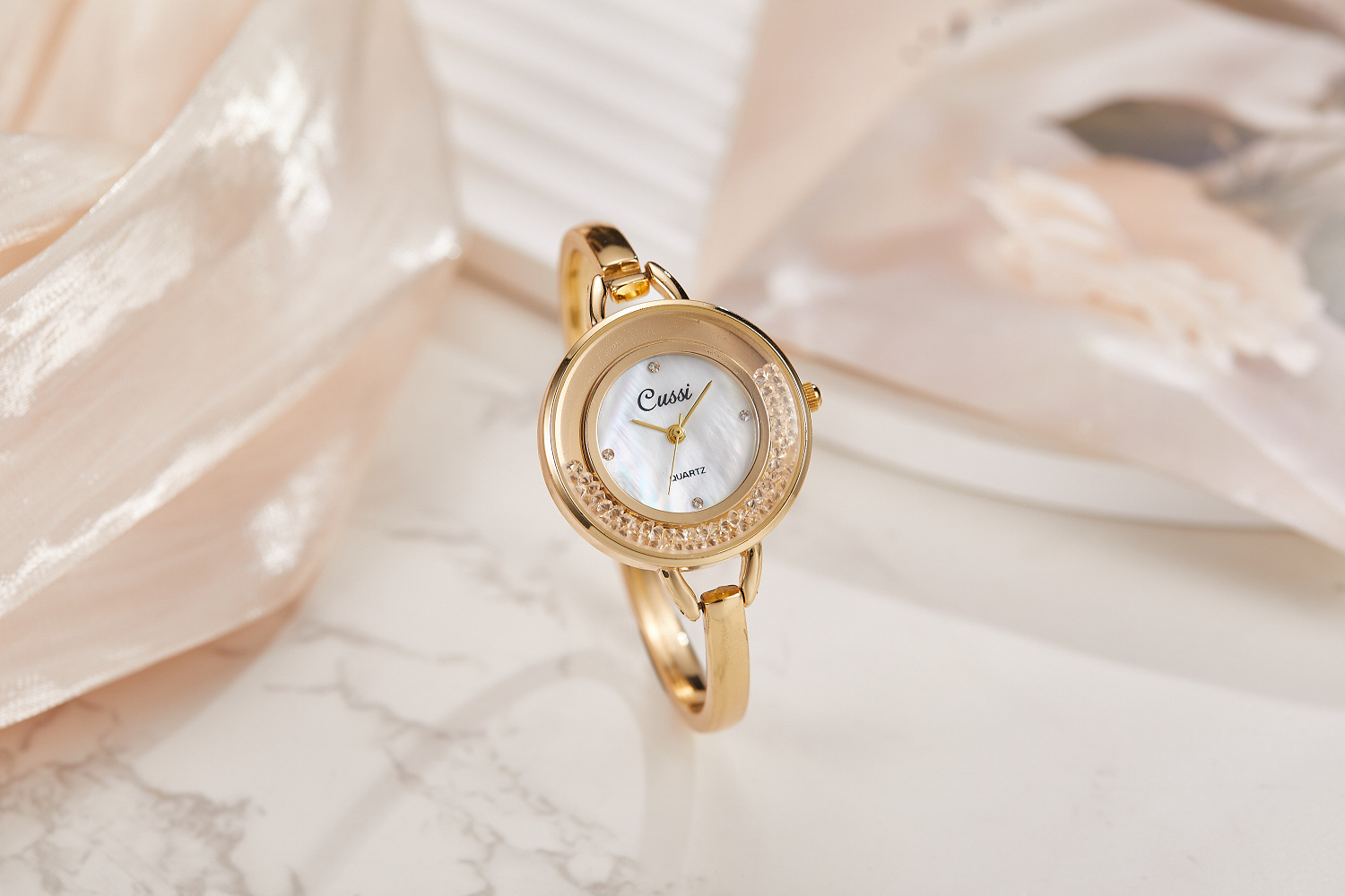 Orologio da donna elegante con bracciale traforato alla moda_voghion.com