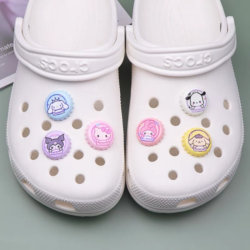 Nuevos dibujos animados Sanrio tapa de botella diy accesorios de resina Kulomi Crocs agujero botones accesorios de flores al por mayor
