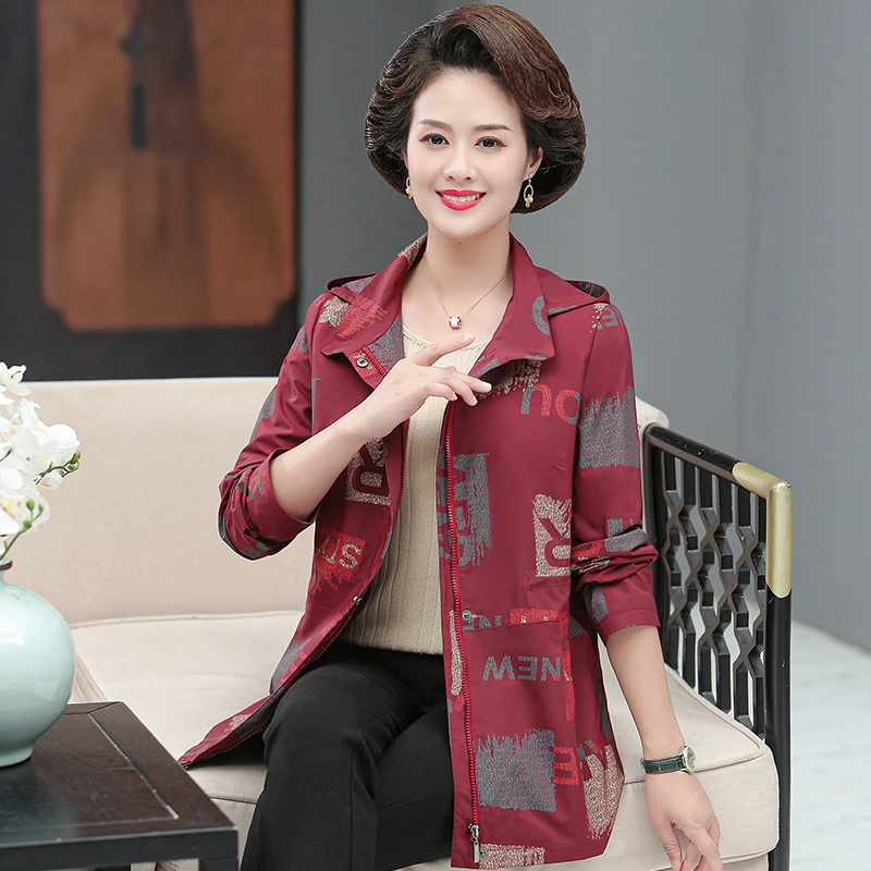 Весенняя куртка для мам тонкий короткий Тренч с капюшоном и принтом на раннюю осень для среднего и пожилого возраста Новинка 2024 года