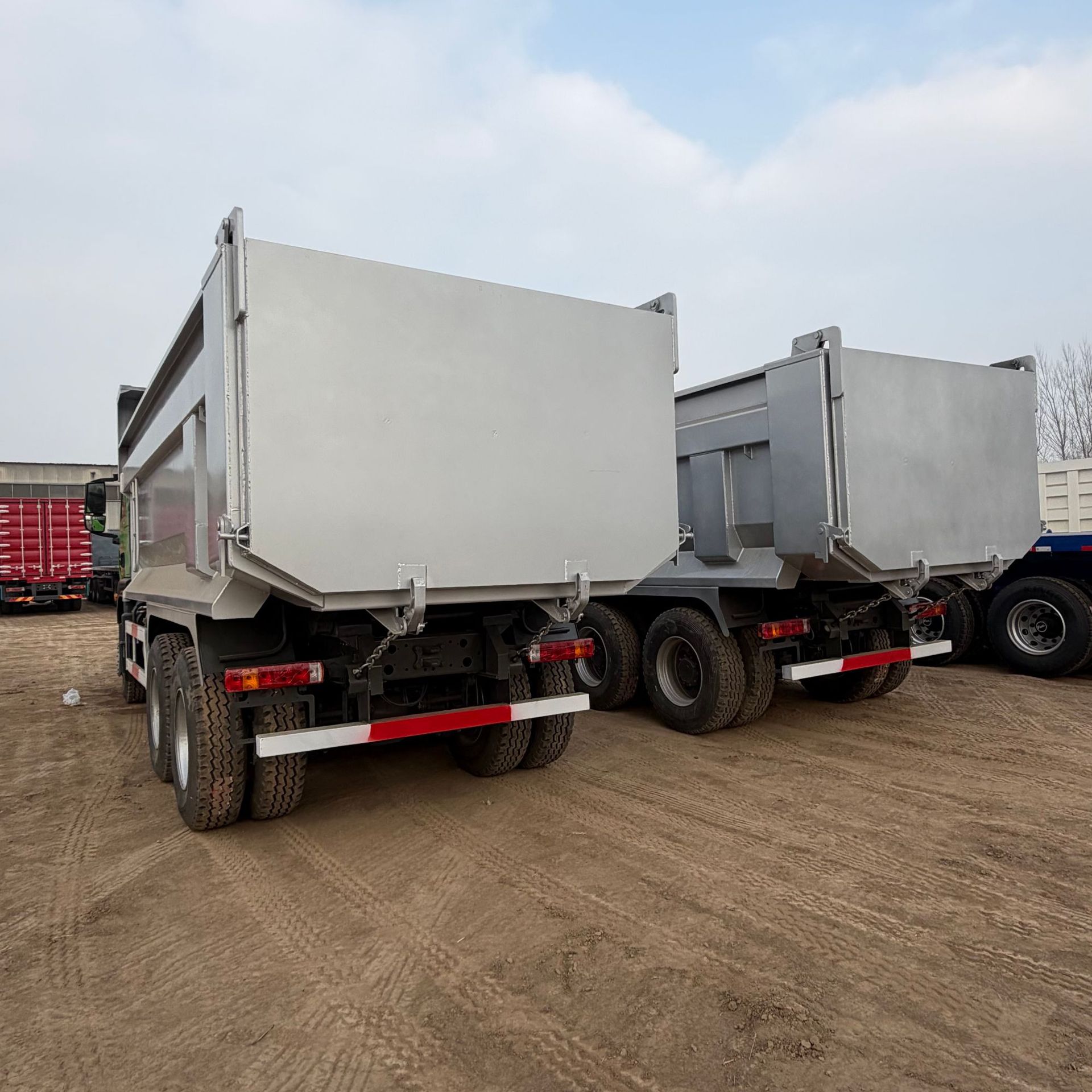 Cross-Border Export of Howo Tx Dump Trucks, 6×4 Drive, 30-Ton Capacity, Engineering Dump Truck, Sand and Gravel Truck
