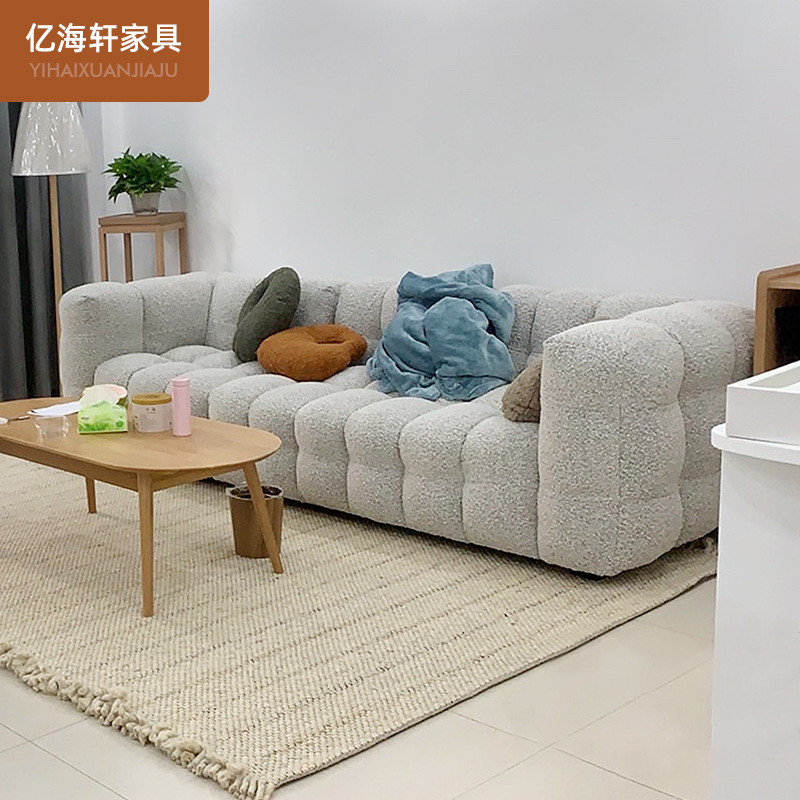 Conjunto de sofá para sala de estar de apartamento pequeño, estilo francés de lujo ligero, moderno sofá de tela de tres plazas al por mayor, marco de madera ecológico, madera maciza.