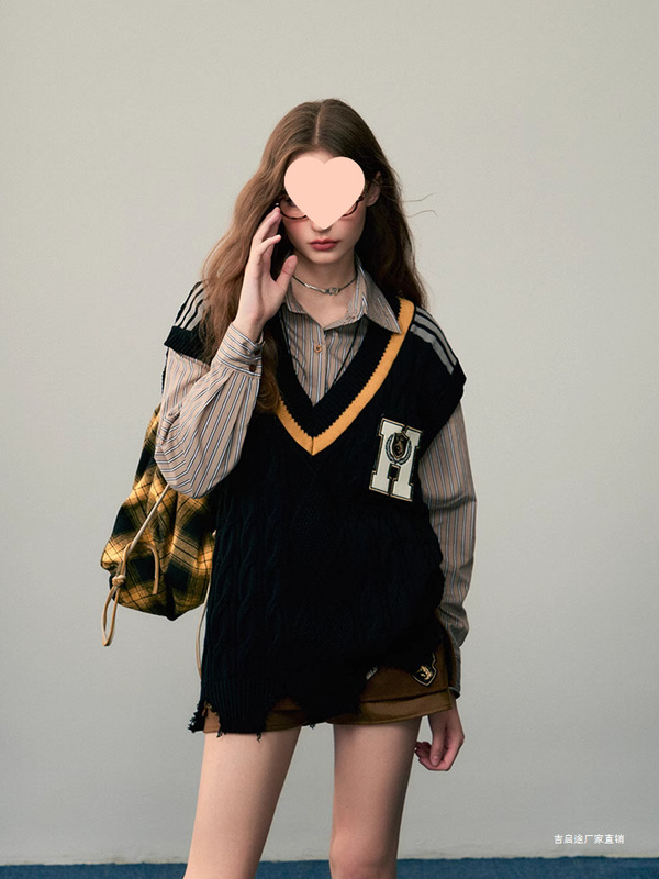 Heavy-Duty Cable-Knit Vest for Women with Harry Potter Badge Embroidery, Sleeveless Sweater in Academy Style for Layering