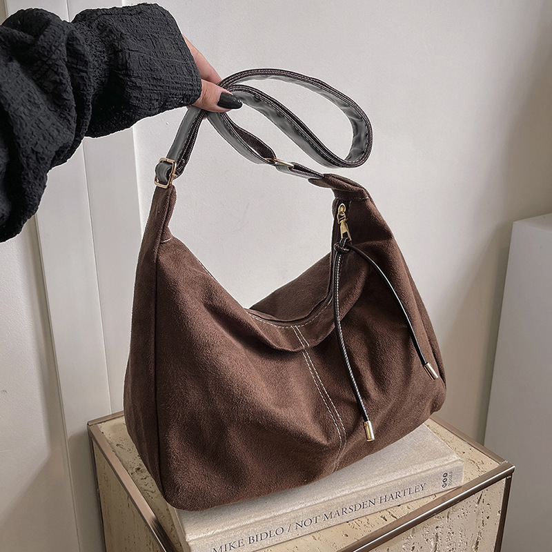 Bolsa de peluche de gamuza simple bolso grande para mujeres otoño / invierno 2024 nuevo tipo de gran capacidad bolso de hombro bolso de transporte