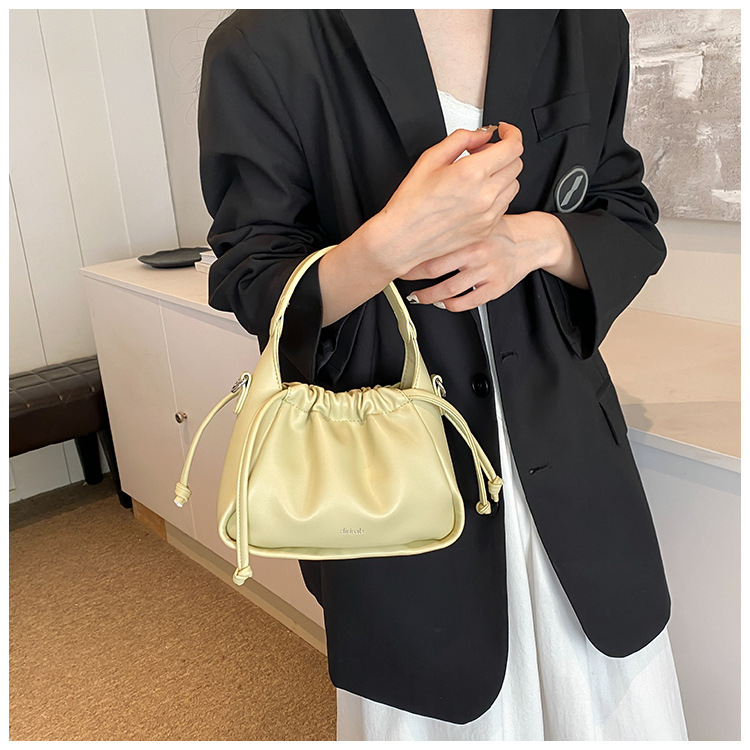 Korean version fashionable drawstring handbag for women 2024 new large capacity bucket commuting versatile shoulder_voghion.com