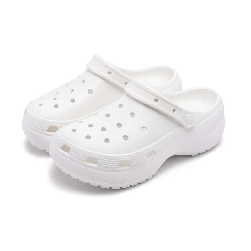 En nombre de los zapatos con agujeros en las nubes, las mujeres usan zapatillas EVA en verano para realzar la playa de suela gruesa, trapeador de Baotou resistente al desgaste y transpirable