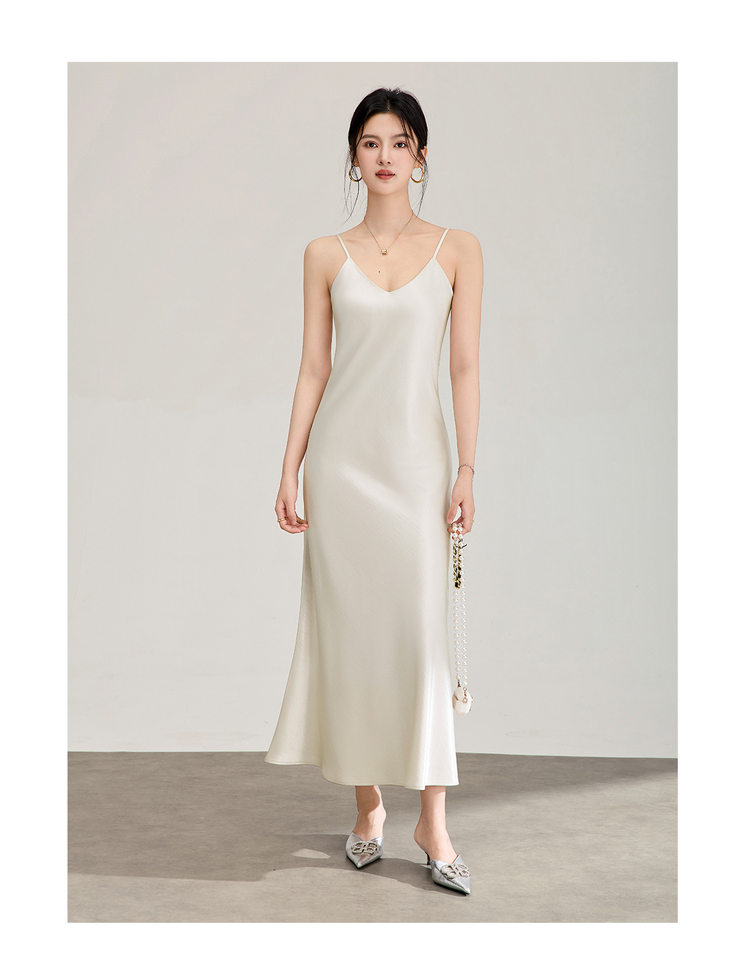 Đầm maxi nữ satin dáng suông, cổ yếm dây mảnh, thiết kế xéo cạnh — màu đen chi tiết 12
