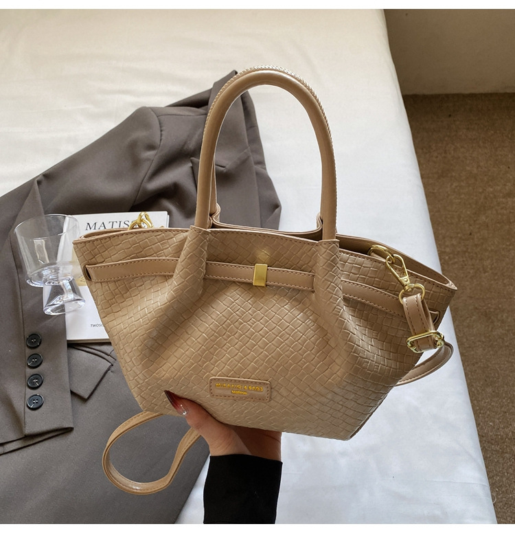 Simple crossbody bag 2025, single-shoulder bucket bag, Spring new style for work, Korean style bag, embossed commuting fashion bag for women undefined