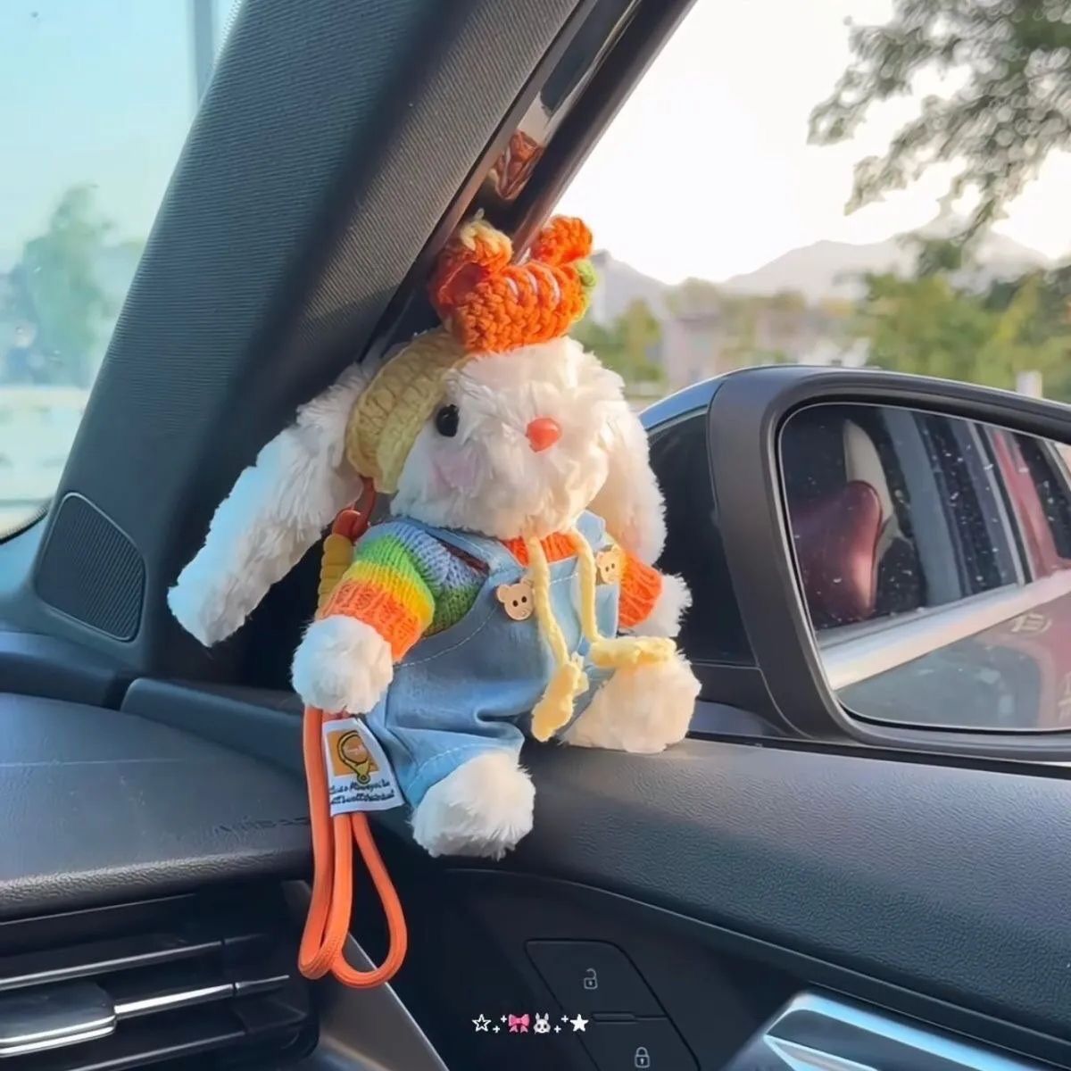 Explosión de peluche suave lindo colgante de llavero pequeño libro rojo con lindos muñecas de peluche de conejo bolsos de dibujos animados colgante mujer