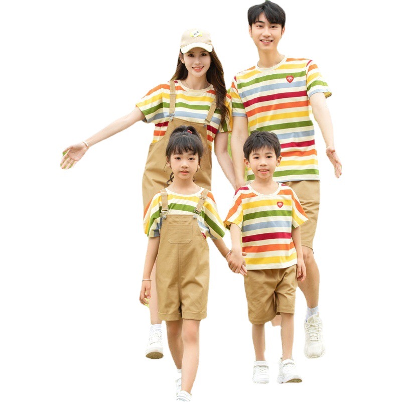 Una familia de tres o cuatro celebridades de Internet, ropa para padres e hijos, top de manga corta para niños a rayas de verano 2025, versión coreana de los overoles de madre e hija